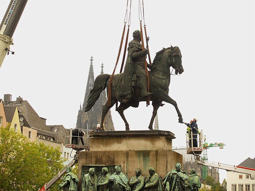 Reiterdenkmal kehrt zurueck auf dem Heumarkt P84.JPG